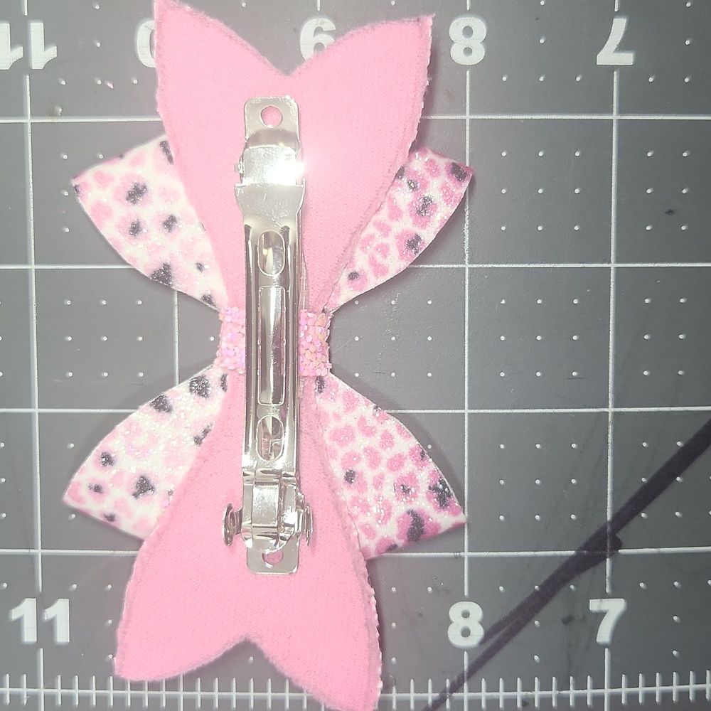 Eye-Catching Pink Hair Bow Accessory - Picture 4 of 4